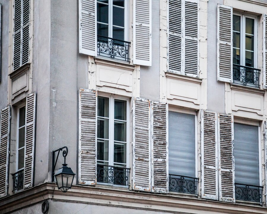 windows-old-apartment-building-sunlight-daytime-paris-france_181624-23368.jpg