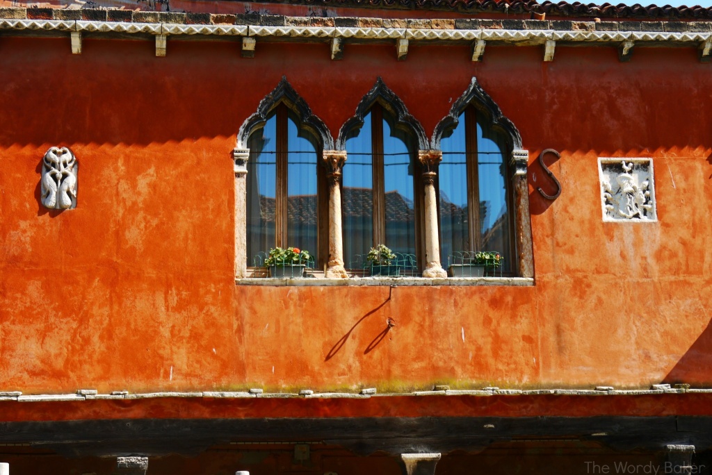 1638355708_21-pro-dachnikov-com-p-venetsianskoe-okno-v-arkhitekture-foto-26.jpg